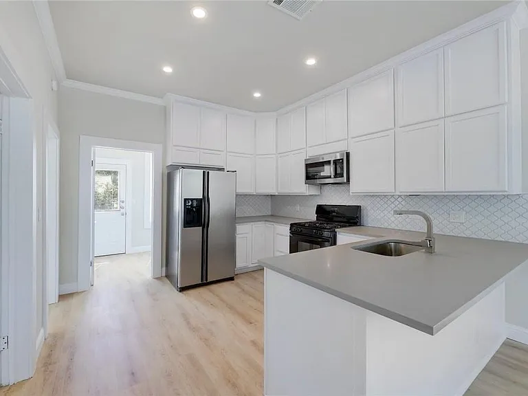 719 W 3rd St — Photo 11
