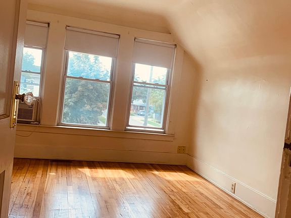 4th image of 303 E Breckenridge St Unit 2