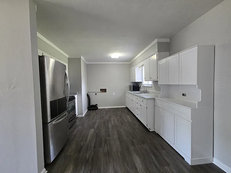 906 Silverwood Dr — Photo 3