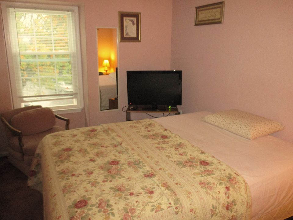 Furn Br w/Queen Size Bed