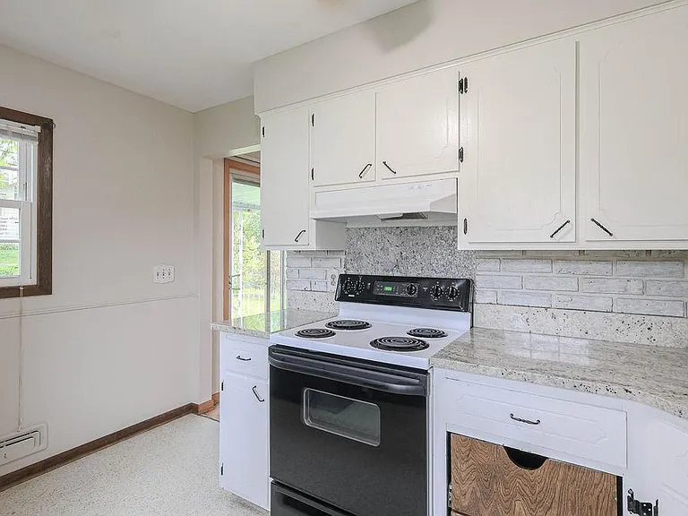8209 Hillside Dr — Photo 20