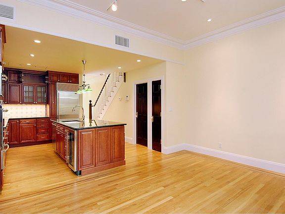 4th image of 333 E 65th St #Townhouse