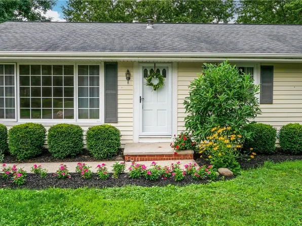 8860 Crackel Rd, Chagrin Falls, OH 44023