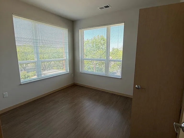 Mira Apartments — Photo 91