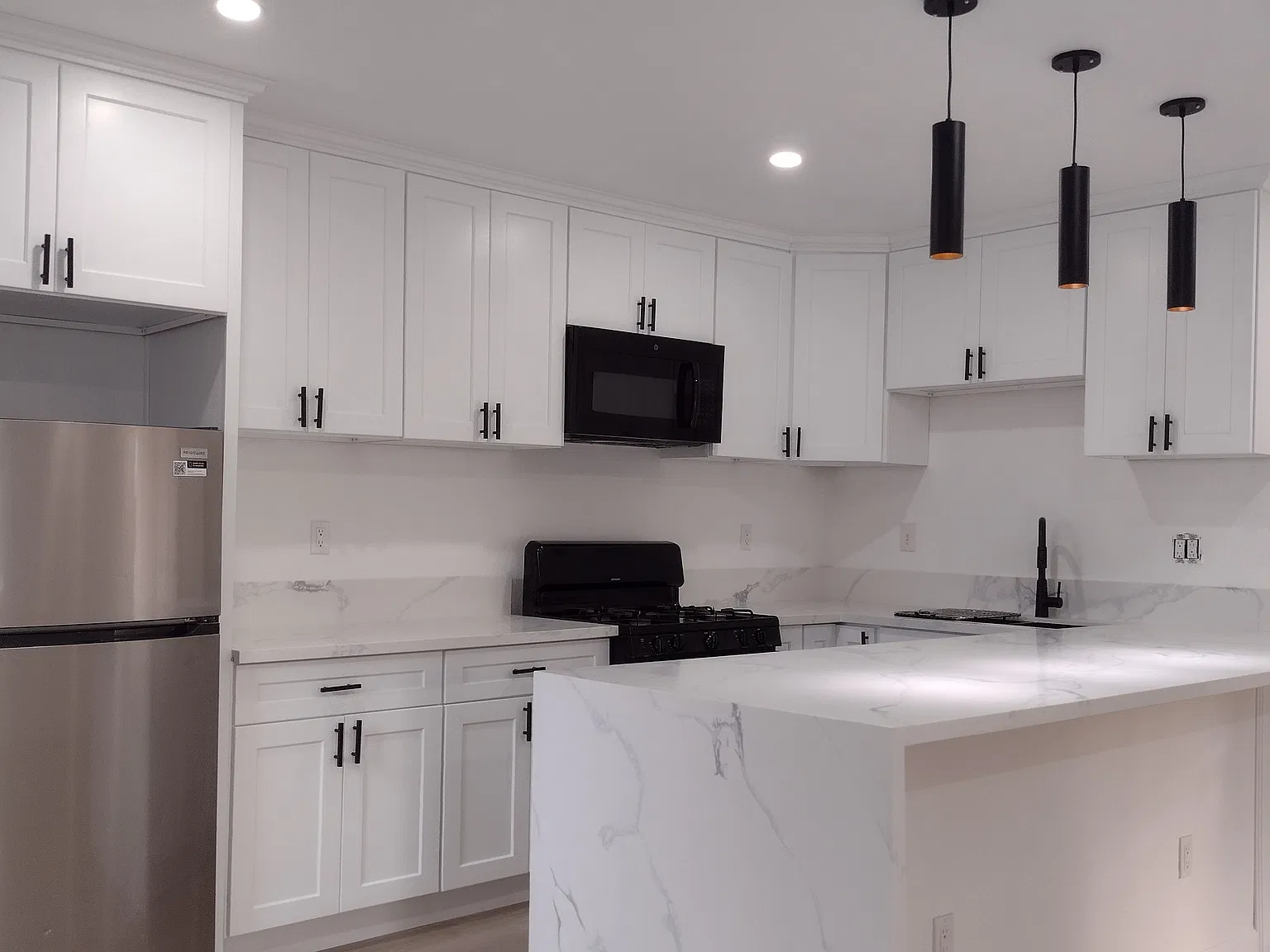 2 bed, 930 sqft, $2,600 — Photo 3