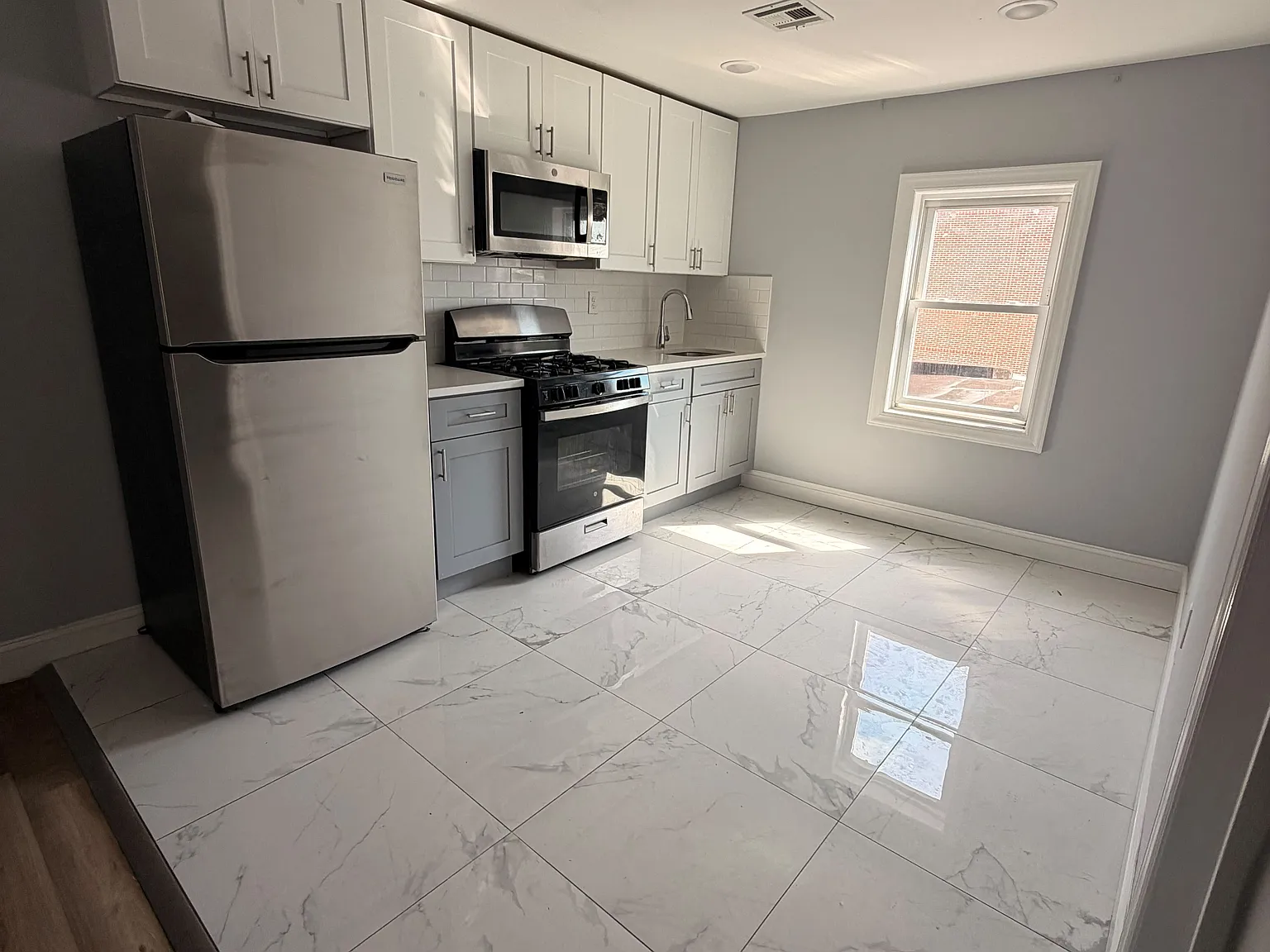 2 bed, 1000 sqft, $1,550 — Photo 3