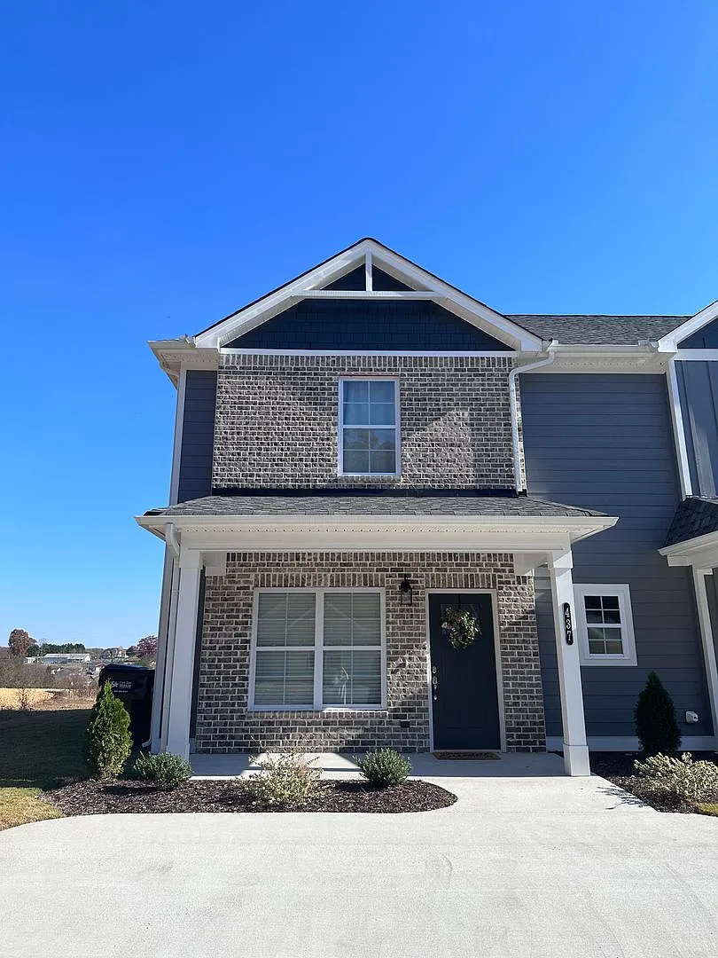 Beautiful Townhome — Photo 1