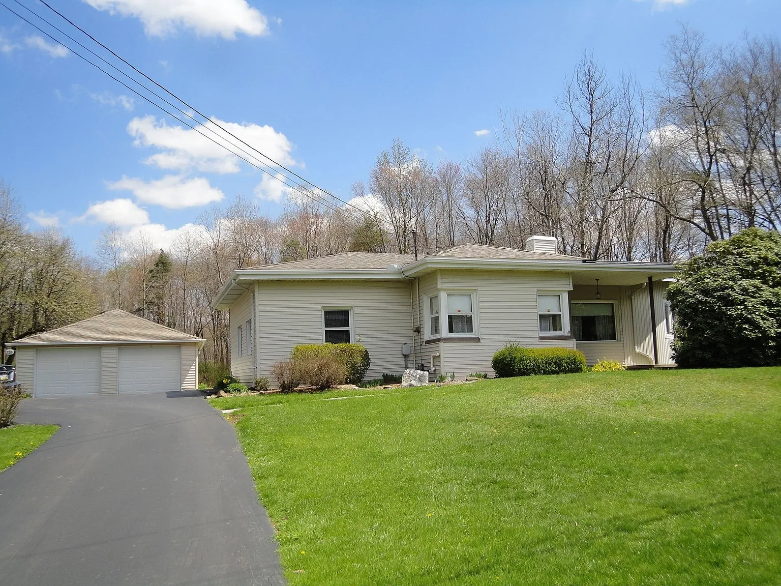 738 N Liberty Rd photo 1