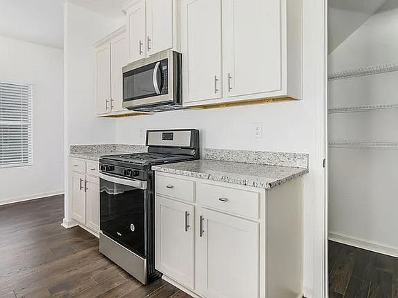 5th image of 203 Chelsea Park Rd