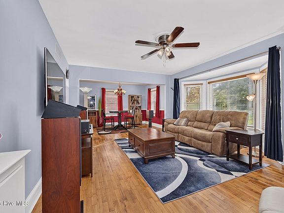 3rd image of 518 Thomas Avenue