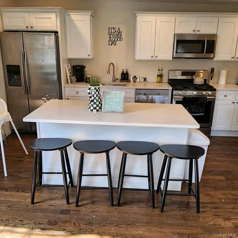 3 bed, 2.0 bath, 1638 sqft, $3,200 — Photo 3
