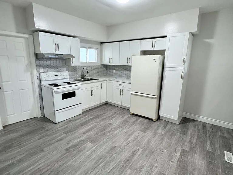 476 Aylmer Ave — Photo 2
