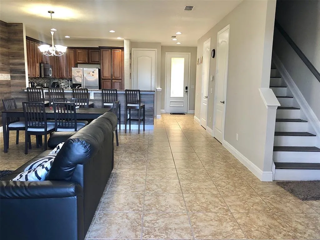 3 bed, 2.5 bath, 1638 sqft, $2,450 — Photo 3