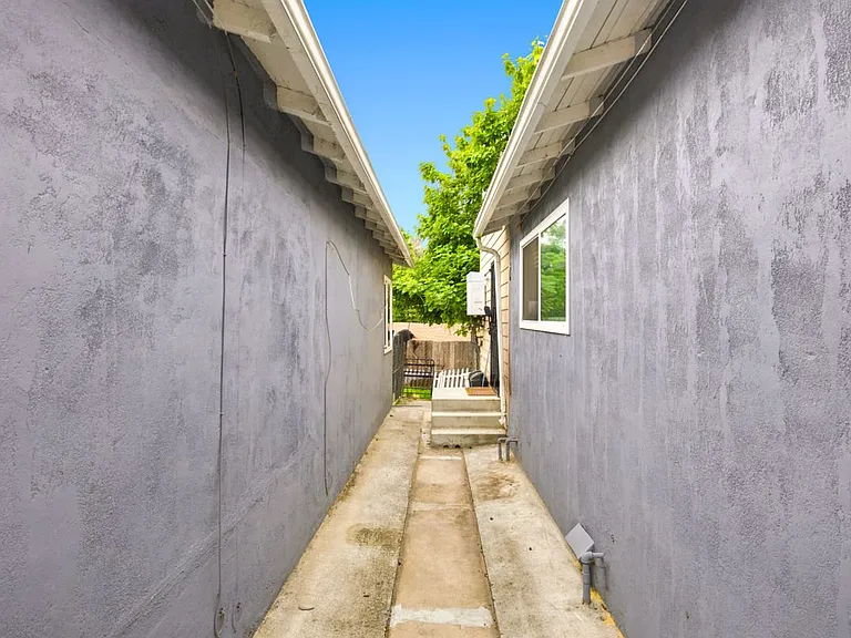 554 Ritchey St — Photo 2