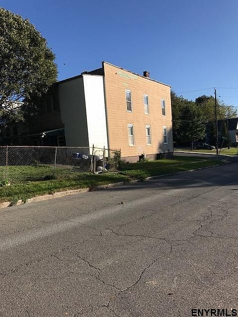 2nd image of 33 John St