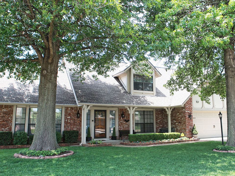 Great curb appeal - pristine.