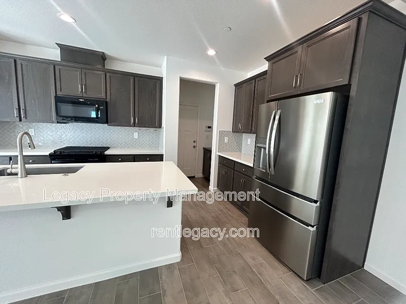 4 bed, 3.0 bath, 2164 sqft, $3,099 — Photo 4