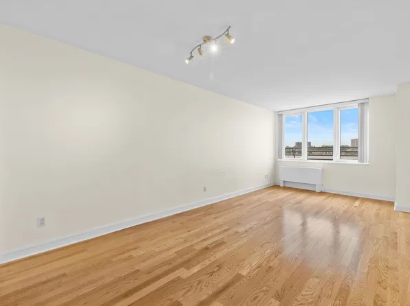 120 Riverside Boulevard image 3 of 16