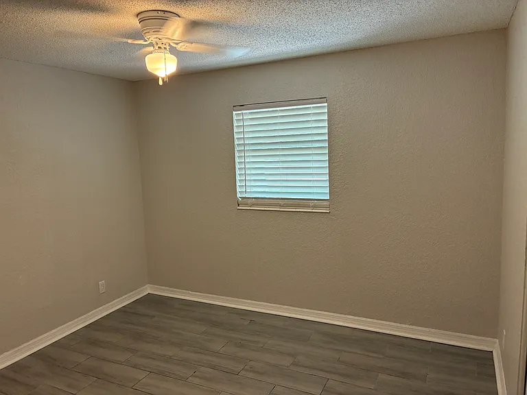 MIDDLE FRONT BEDROOM