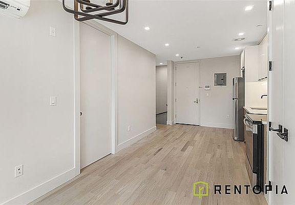 3rd image of 922 Dekalb Ave #1L