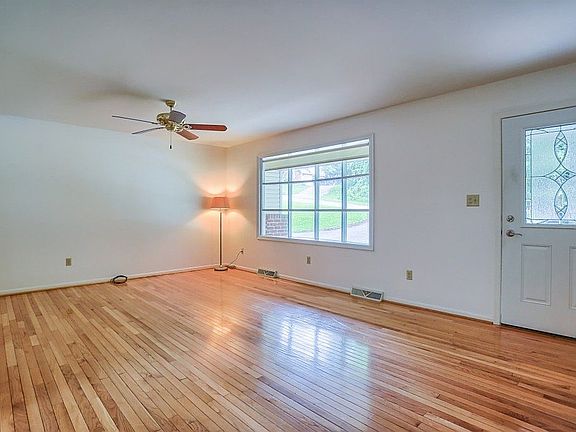 3rd image of 878 Country Ln