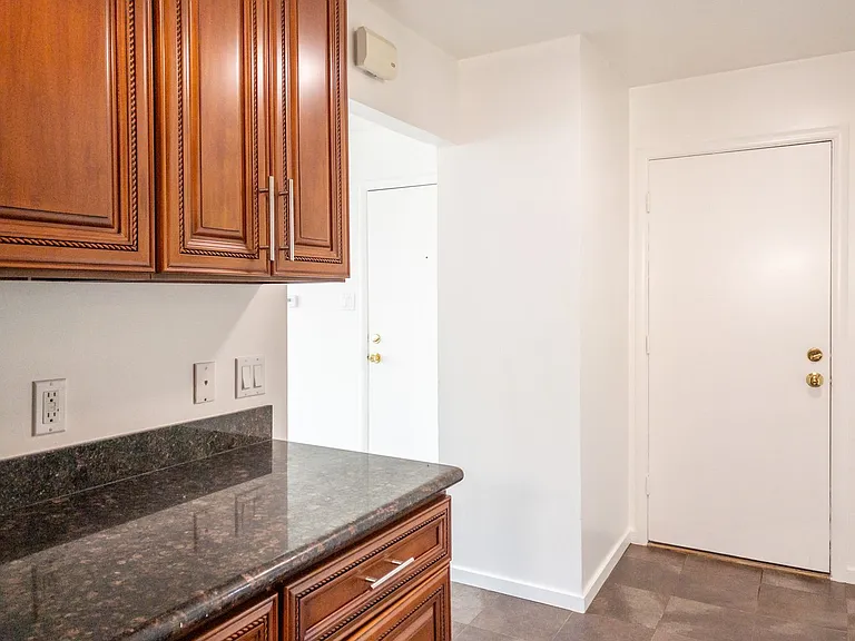 1br/1ba Charmer! Bay Views And Parking! Laundry On-Site! Balcony! Progressive — Photo 11
