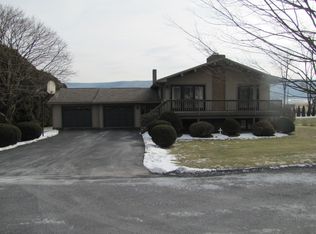 28 Carnation Ln, Mill Hall, PA 17751