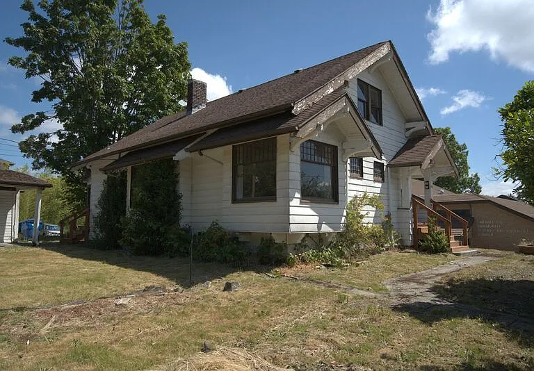 2406 E Columbia St — Photo 1
