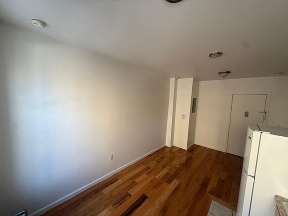 4th image of 1068 Ward Ave #3A