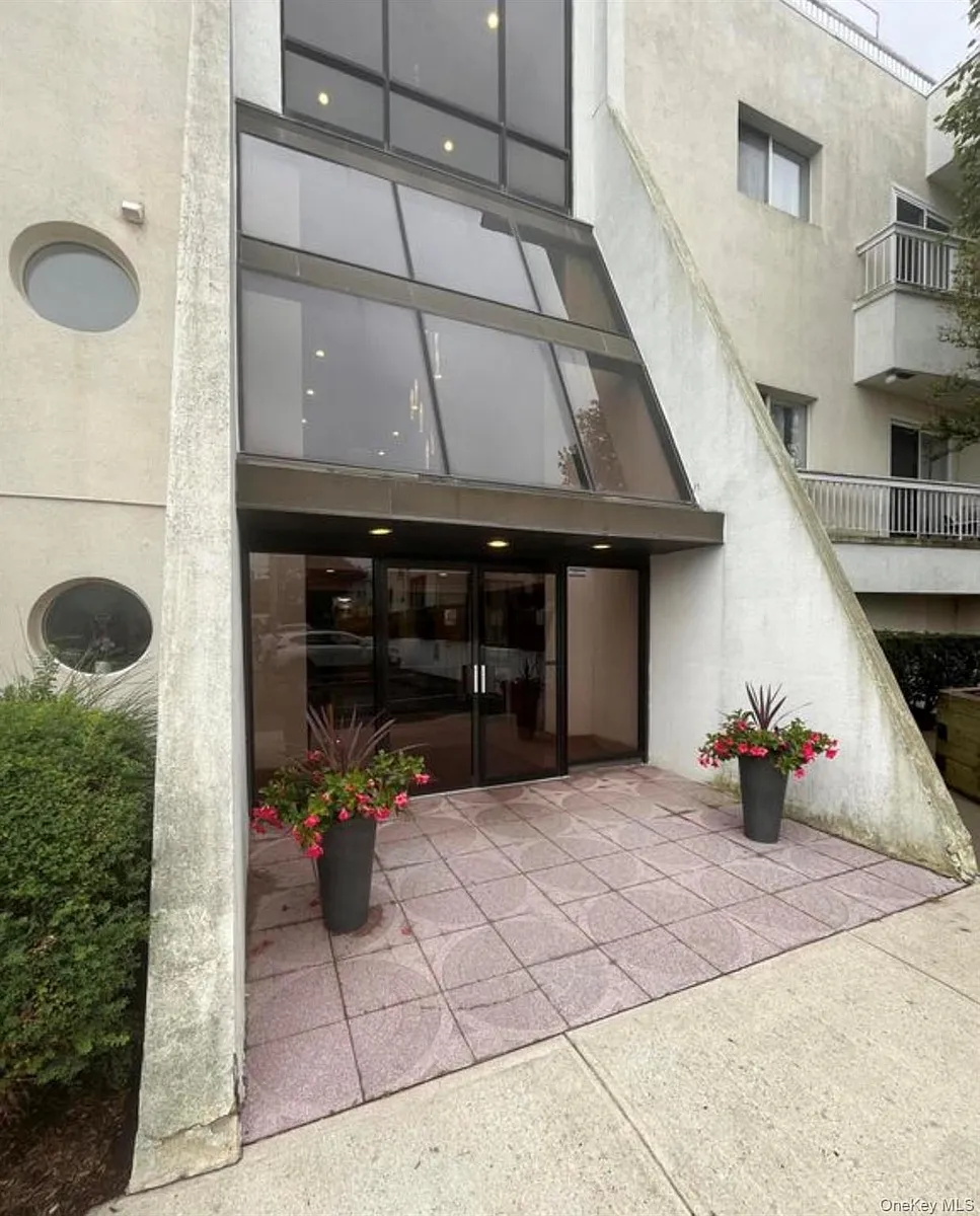 Building Photo - 170-190 Schofield St #2-K