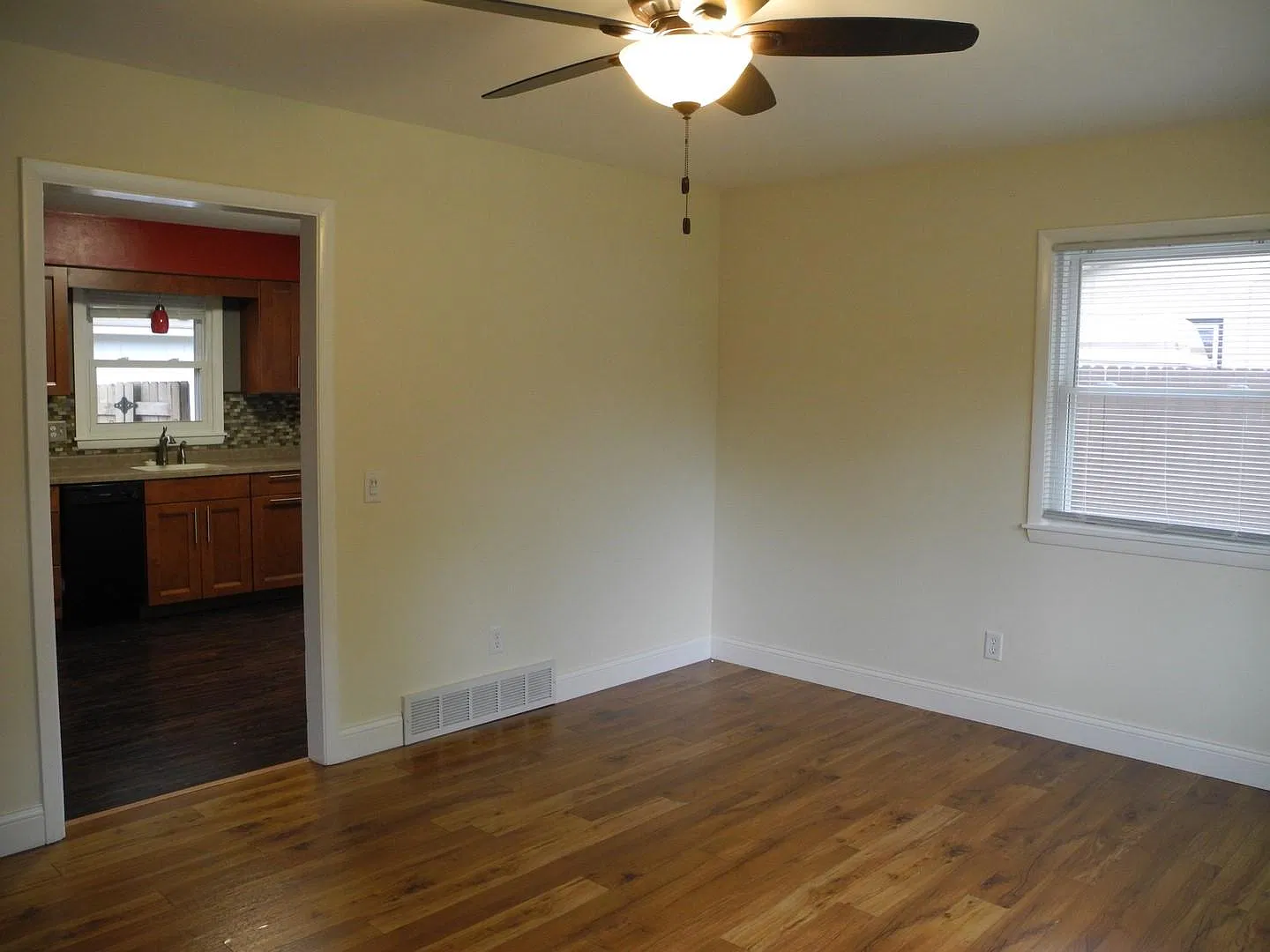 3 bed, 950 sqft, $2,050 — Photo 3