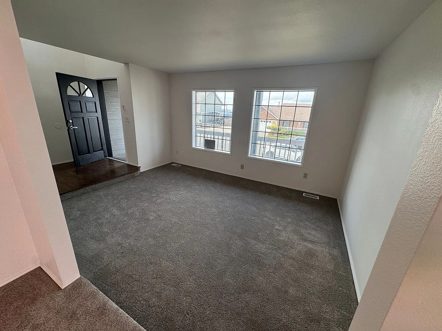Bright NE Tacoma Home 3 Bedroom 2 Bath, Peaking Sound View with a 3 Car Garage & Fenced Yard! — Photo 4