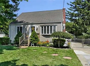 124 Kramer Dr, Lindenhurst, NY 11757