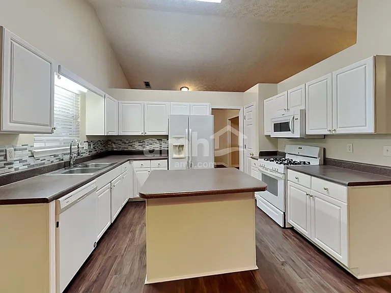 1735 Westfield Ct — Photo 3