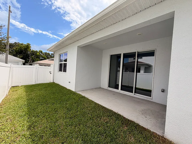 2065 Paragon Cir W — Photo 17