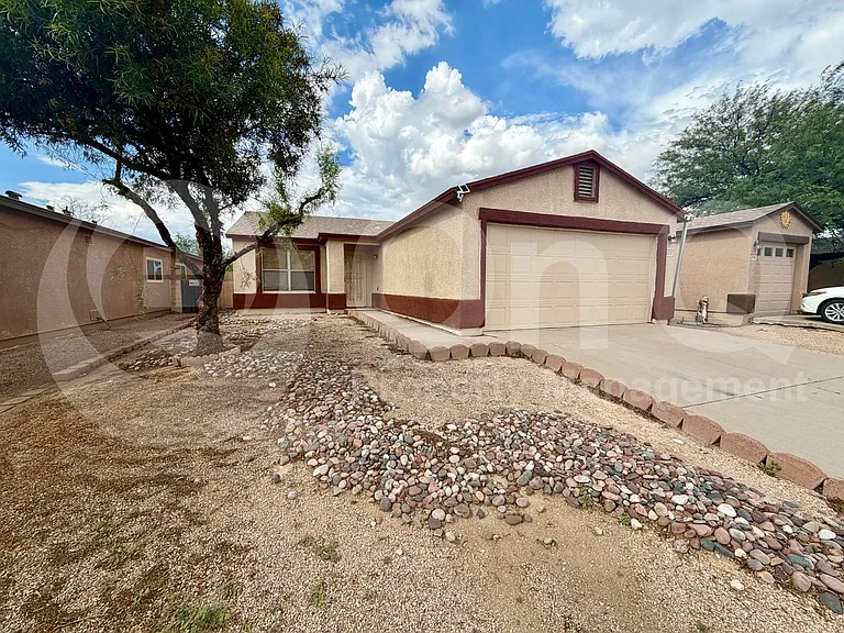 2735 E Liverpool Dr — Photo 3