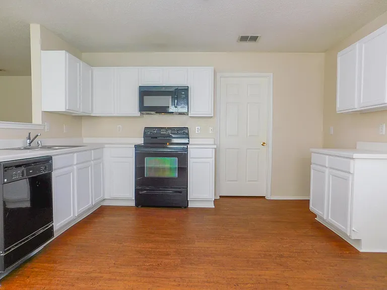 3230 Andalusian Dr — Photo 9