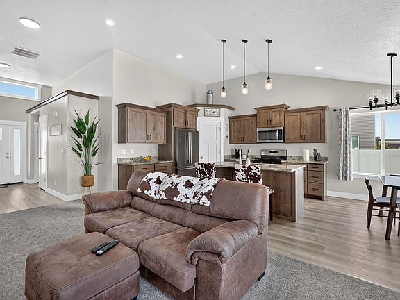 5th image of 902 Alpine Ave