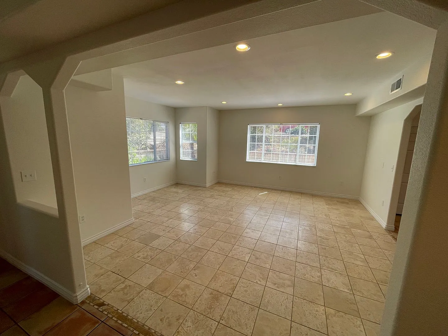 Beautiful Spacious 5 Bedroom, 4 Bathroom House Centrally Located — Photo 4