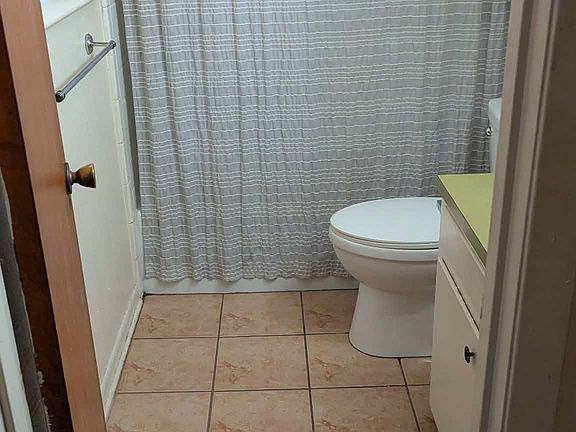 5th image of 3218 Harris Park Ave APT B