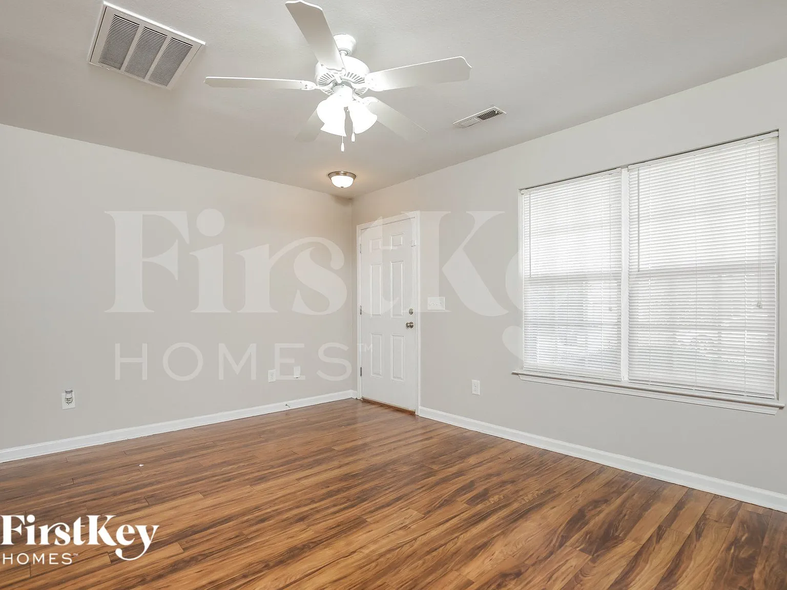 3 bed, 2.5 bath, 1242 sqft, $1,920 — Photo 3