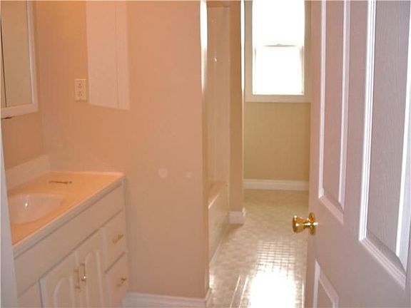 4th image of 549 Loretta St