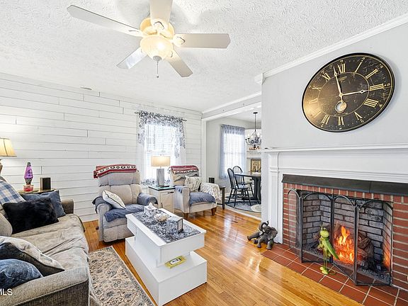 3rd image of 557 Jackson St