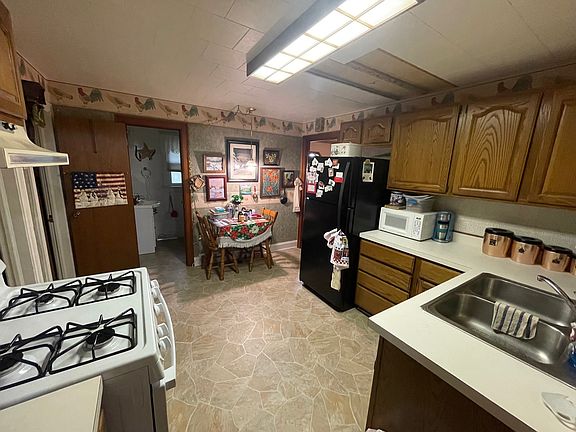 3rd image of 219 Summer St