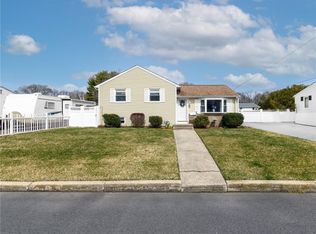 35 Carnation Dr, Warwick, RI 02886