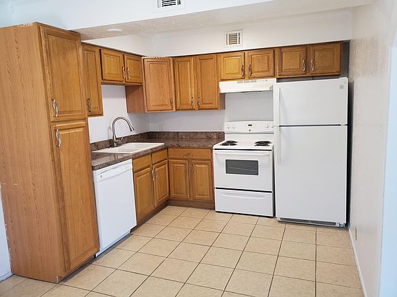 4th image of 2505 Yorkshire St APT B