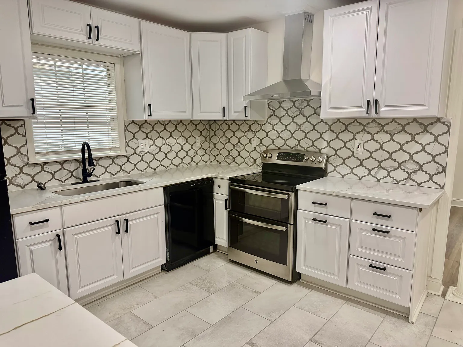 3 bed, 1200 sqft, $2,700 — Photo 2