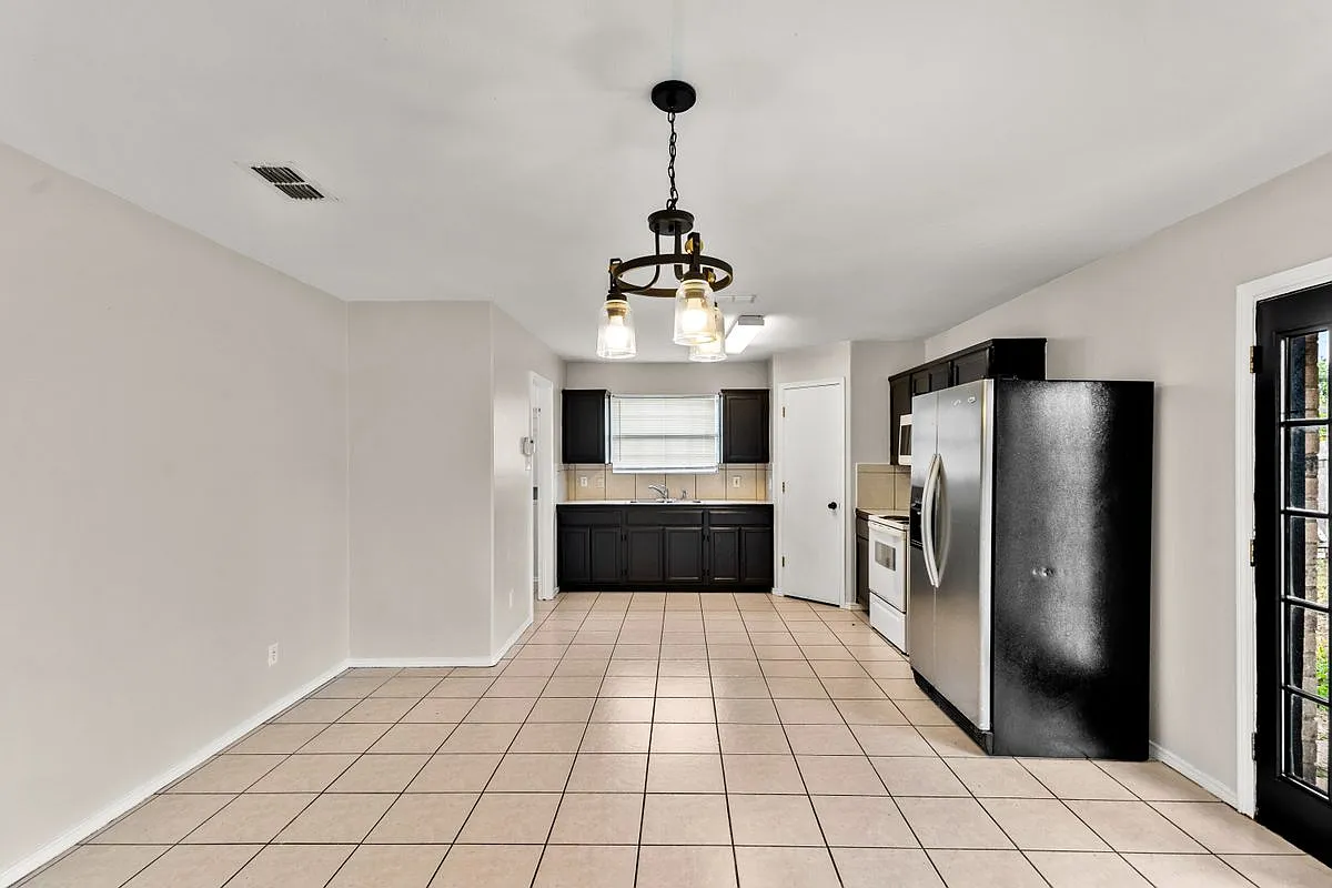 4 bed, 3.0 bath, 2076 sqft, $2,000 — Photo 3