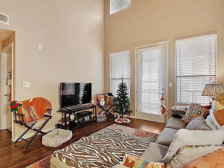 3 bed, 1270 sqft, $2,350 — Photo 4