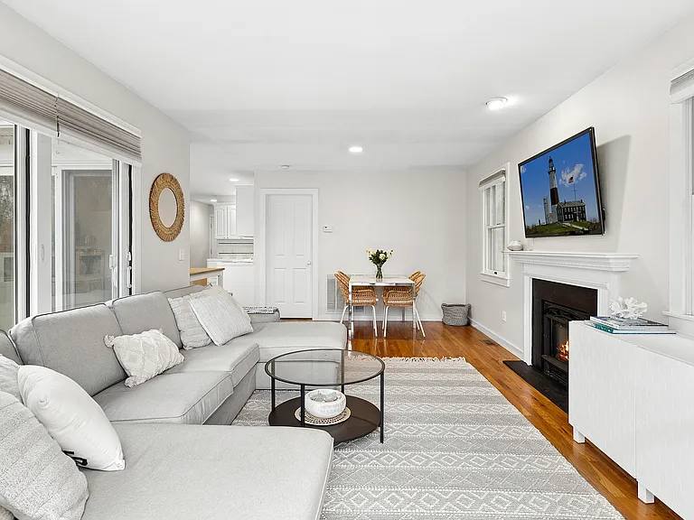 23 Town Ln — Photo 2